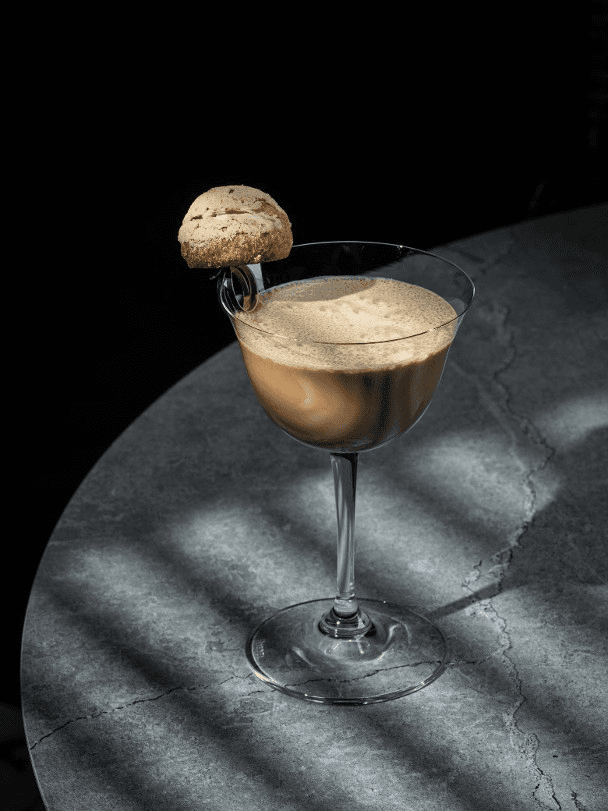 香港特色的雞尾酒recipes。 例如,「菠蘿包老酒」就是一款融合了香港特色小吃與中國白酒的創新雞尾酒: